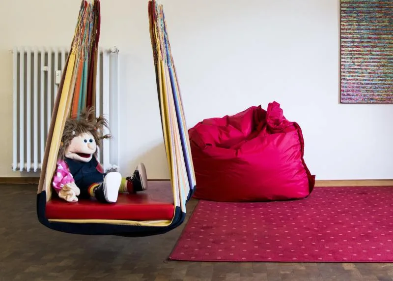 Therapieraum mit Schaukel und Puppe